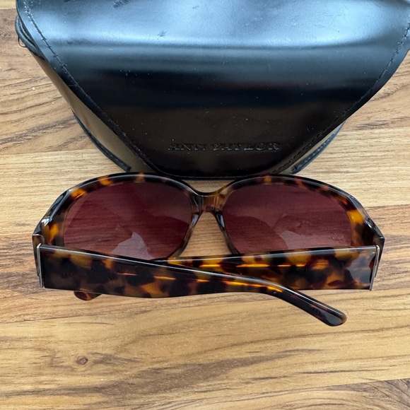 Ann Taylor authentic Tortoise Shell Sunglasses - Picture 4 of 16